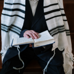 Pe. Dr. Jose Eduardo de Oliveira e Silva explica como viver a santidade no dia a dia, mesmo em meio às pressões e distrações atuais.