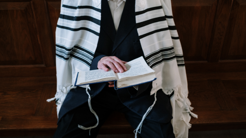 Pe. Dr. Jose Eduardo de Oliveira e Silva explica como viver a santidade no dia a dia, mesmo em meio às pressões e distrações atuais.