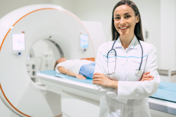 A Dra. Thaline Neves destaca como a radiologia impulsiona a medicina personalizada, tornando os tratamentos oncológicos mais precisos e eficazes.