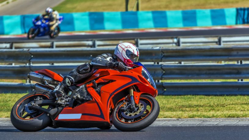 Com Teciomar Ábila, descubra como as supermotos elétricas estão redefinindo o futuro da velocidade.