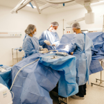 Dr. Haeckel Cabral Moraes destaca o planejamento individualizado na cirurgia plástica.