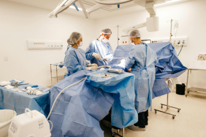 Dr. Haeckel Cabral Moraes destaca o planejamento individualizado na cirurgia plástica.