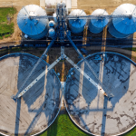 Entenda com a Versa Engenharia Ambiental como o tratamento de chorume protege o meio ambiente e evita contaminações.