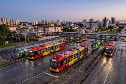 Nova concessão do transporte de Curitiba pode mudar a rotina de passageiros com ônibus elétricos e integração entre linhas