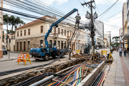 Curitiba avança para enterrar fios: como a mudança pode transformar ruas, internet e segurança na cidade