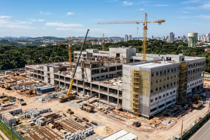 Novo hospital na Grande Curitiba chega a 50% da obra e pode ampliar atendimento de saúde no Paraná
