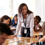 Educação financeira chega às escolas de Curitiba com novo jogo para ensinar estudantes a lidar com dinheiro