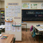 Libras nas escolas de Curitiba: o que muda para estudantes e professores após aprovação de novas diretrizes