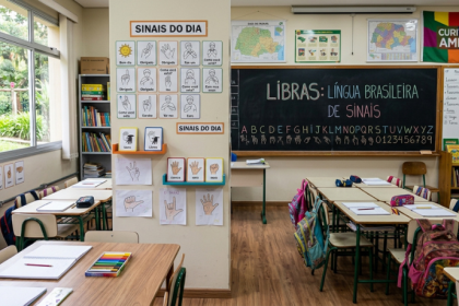 Libras nas escolas de Curitiba: o que muda para estudantes e professores após aprovação de novas diretrizes