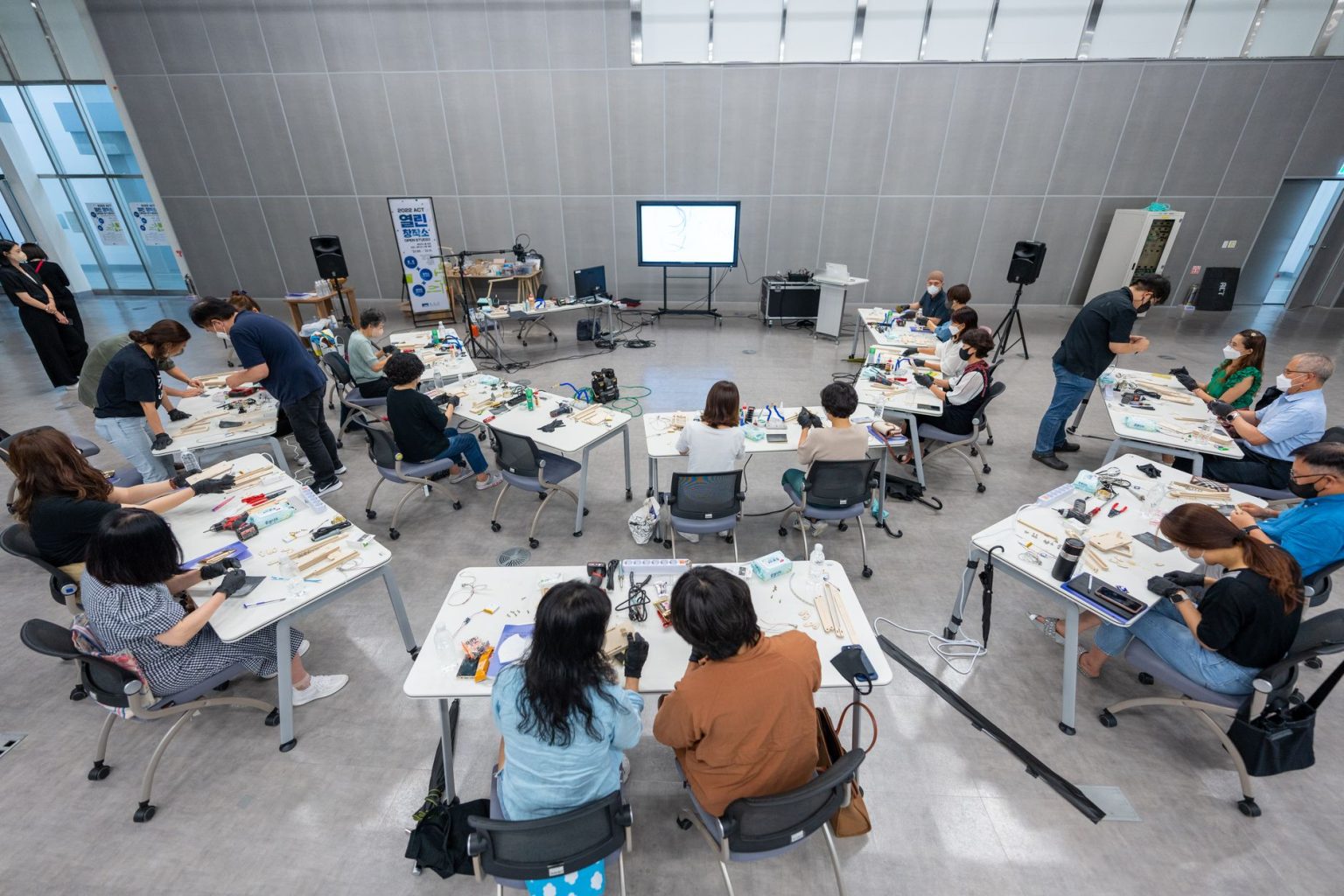 Estudantes participam de uma atividade prática em sala equipada com recursos tecnológicos.