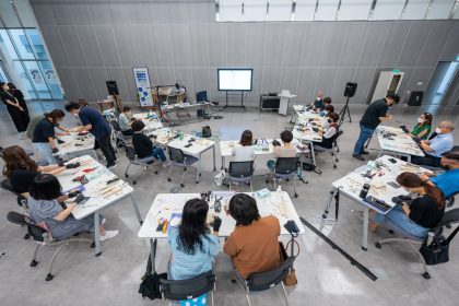 Estudantes participam de uma atividade prática em sala equipada com recursos tecnológicos.